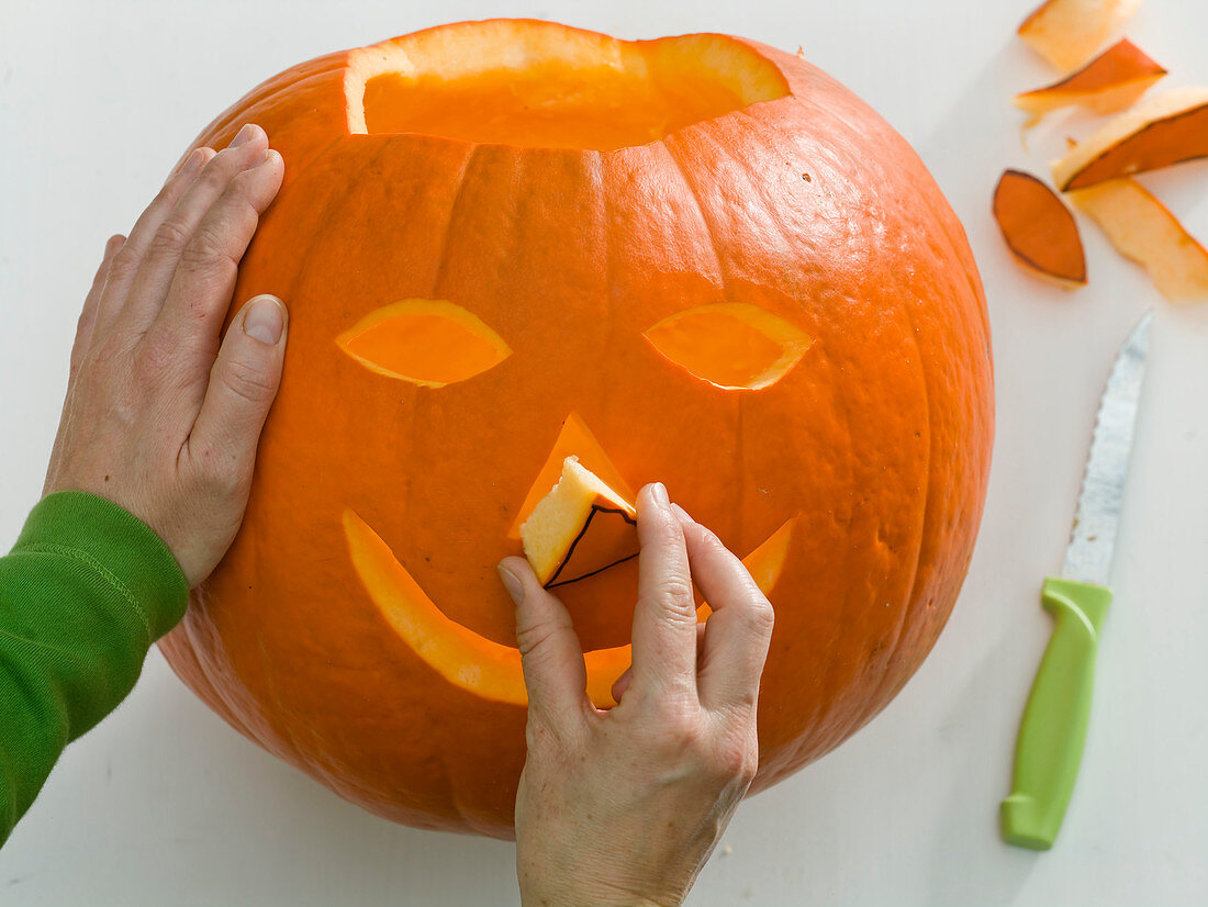 Make halloween pumpkin