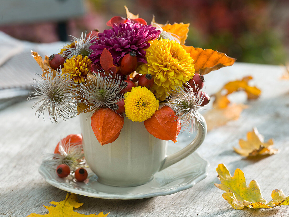 Kleines Herbstgesteck in Tasse