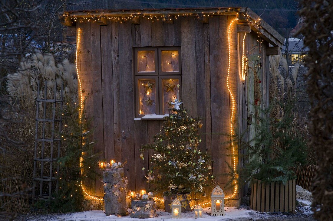 Weihnachtlich geschmücktes Gartenhaus