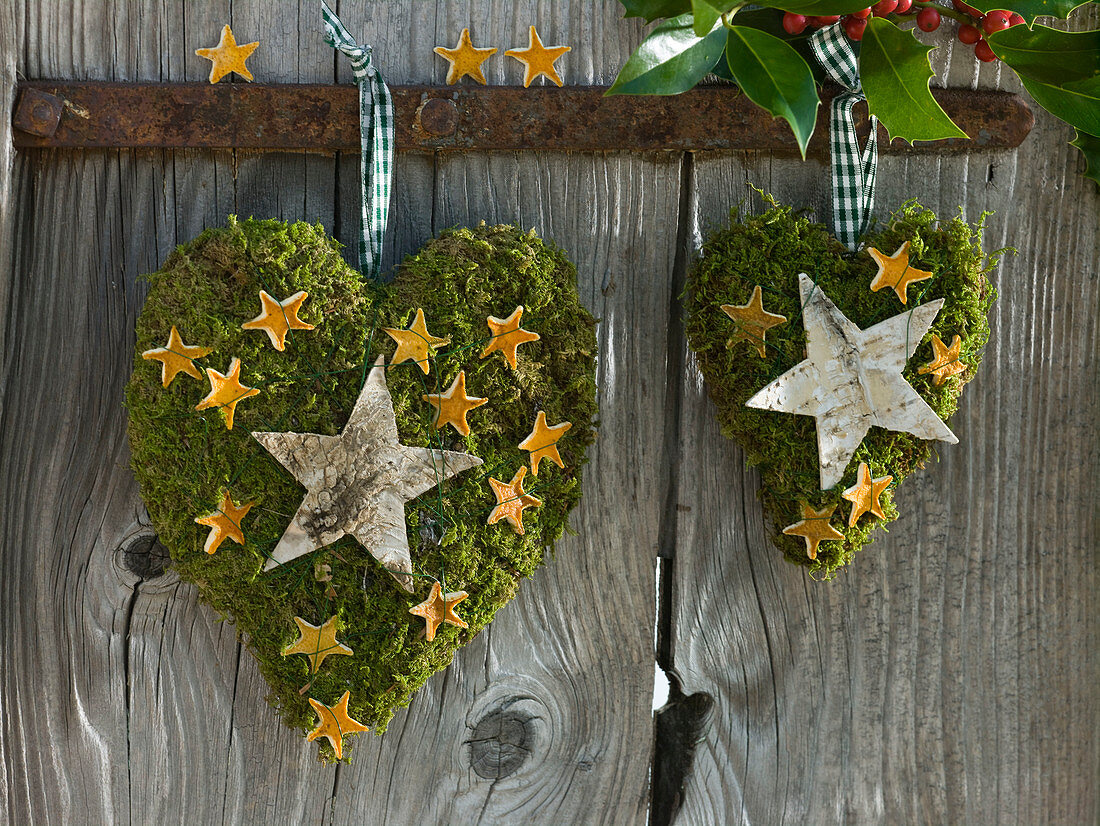 Moss heart, decorated with bark stars and orange peel