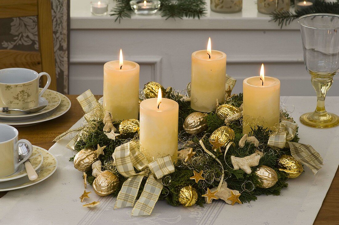 White-gold Advent wreath from Chamaecyparis