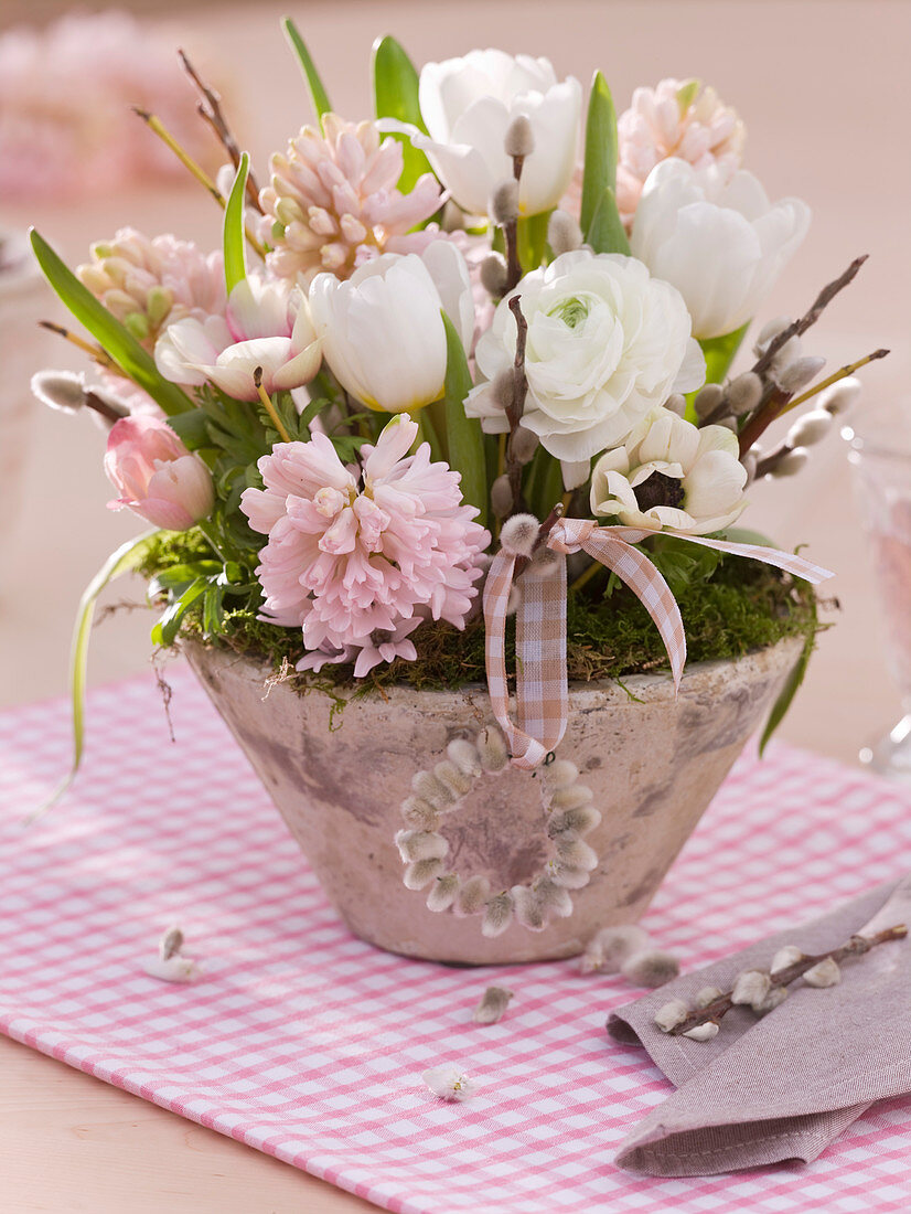 Frühlingsgesteck aus Tulipa (Tulpen), Hyacinthus (Hyazinthen)