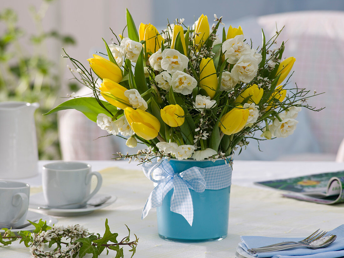 White and yellow spring bouquet with Tulipa and Narcissus 'Bridal Crown'