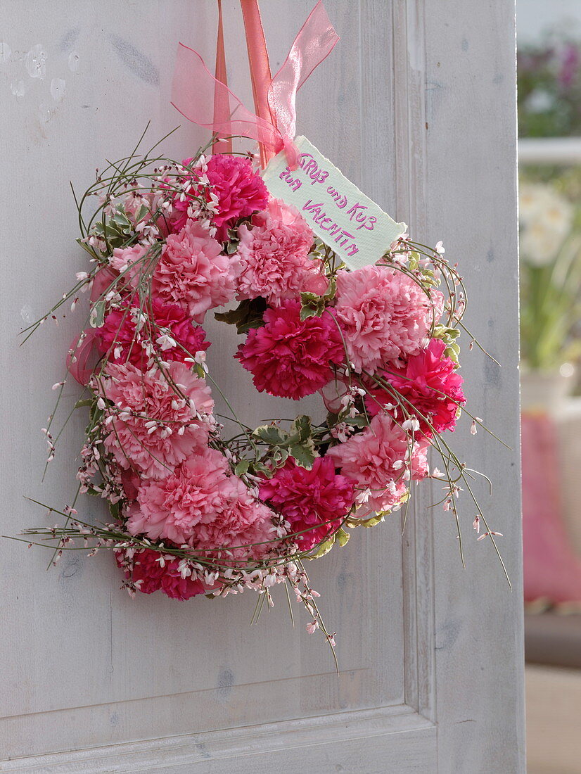 Herz aus Dianthus (Nelken), Cytisus (Ginster) und Pittosporum