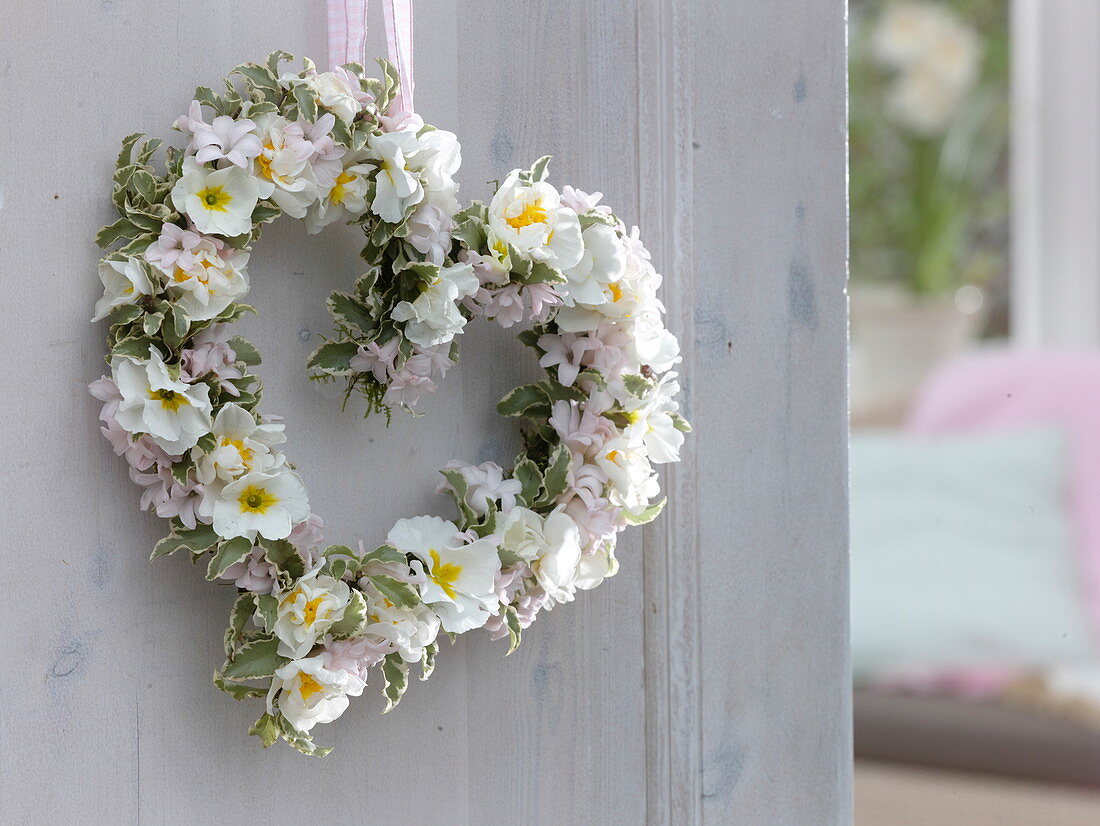 Herz aus Primula (Primeln), Hyacinthus (Hyazinthen) und Pittosporum