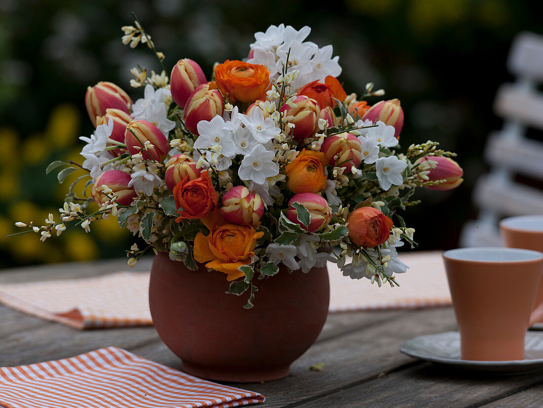 Frühlingsstrauß aus Tulipa (Tulpen), Narcissus 'Inbal' (Tazett - Narzissen)