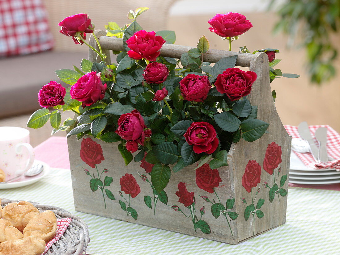 Roses in wooden carrier with napkin technique