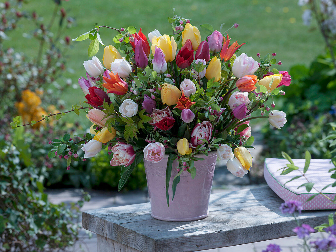 Gemischter Strauß aus Tulipa (Tulpen), Malus (Apfelblüten), Physocarpus