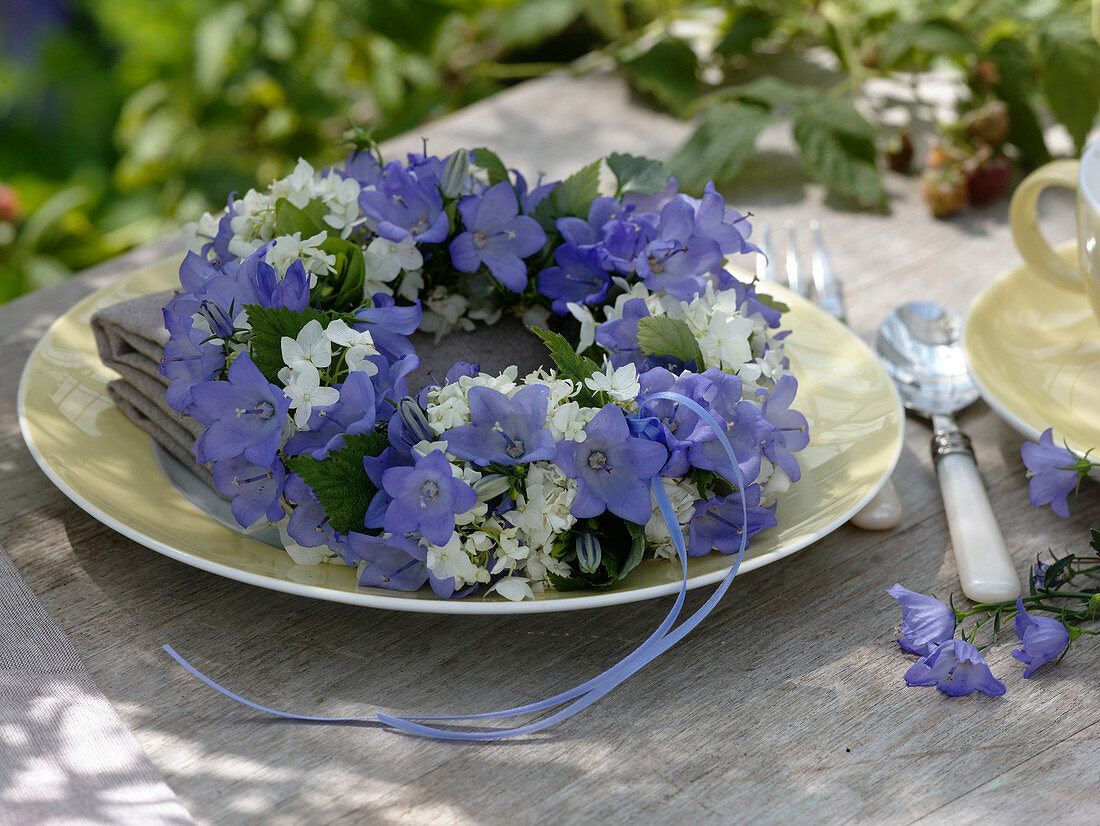 Kleiner Kranz aus Campanula (Glockenblumen) und Viburnum (Schneeball)