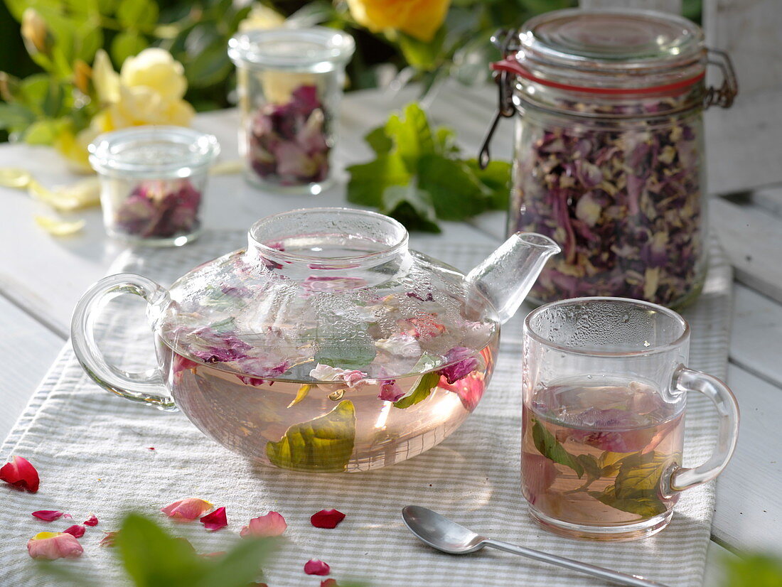Pink tea (rose petals) and mentha (mint)