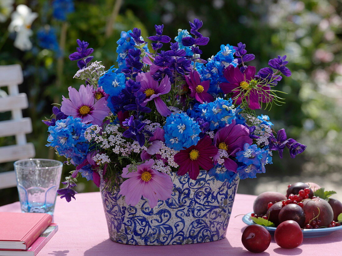 Sommerliches Gesteck aus Delphinium (Rittersporn), Salvia horminium