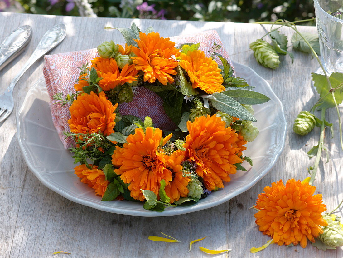 Kleiner Kranz mit Ringelblumen und Kräutern als