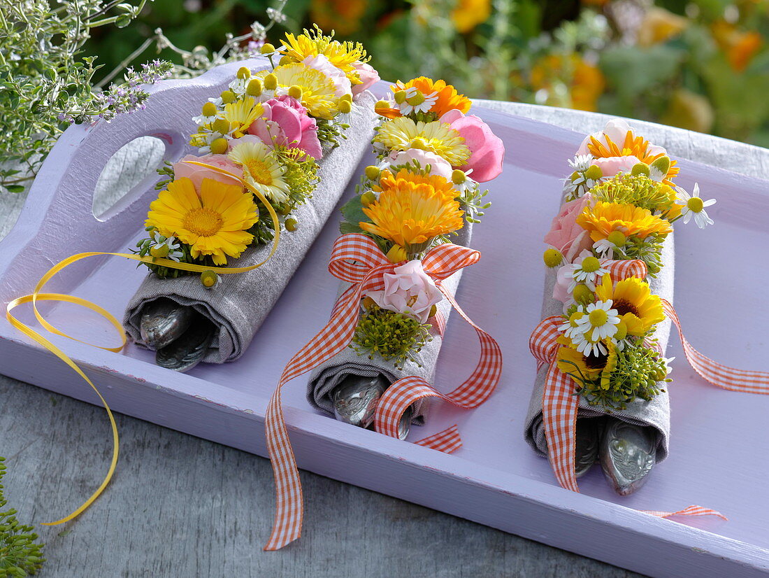 Small herb garlands as napkin deco