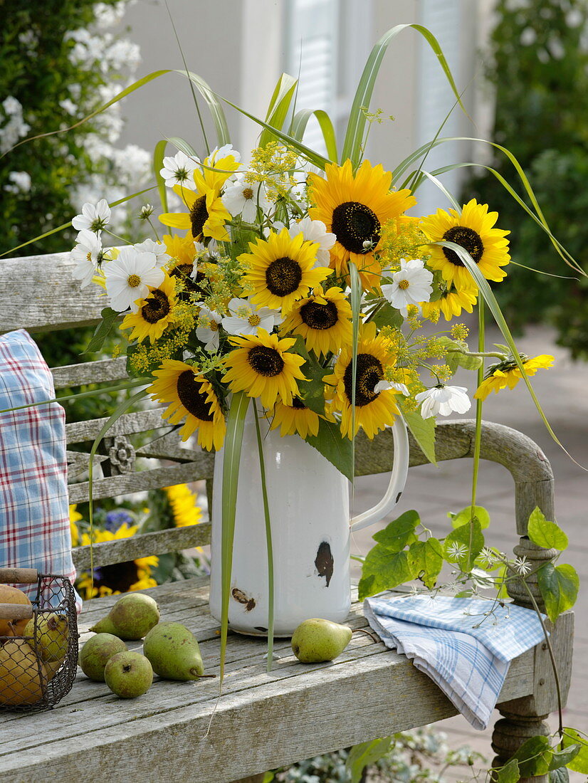 Yellow-white late summer bouquet in enameled pot