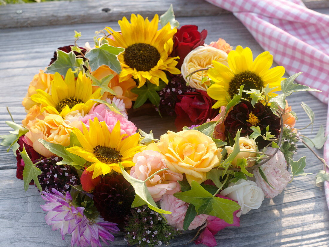 Gesteckter Kranz aus Sonnenblumen, Rosen und Dahlien