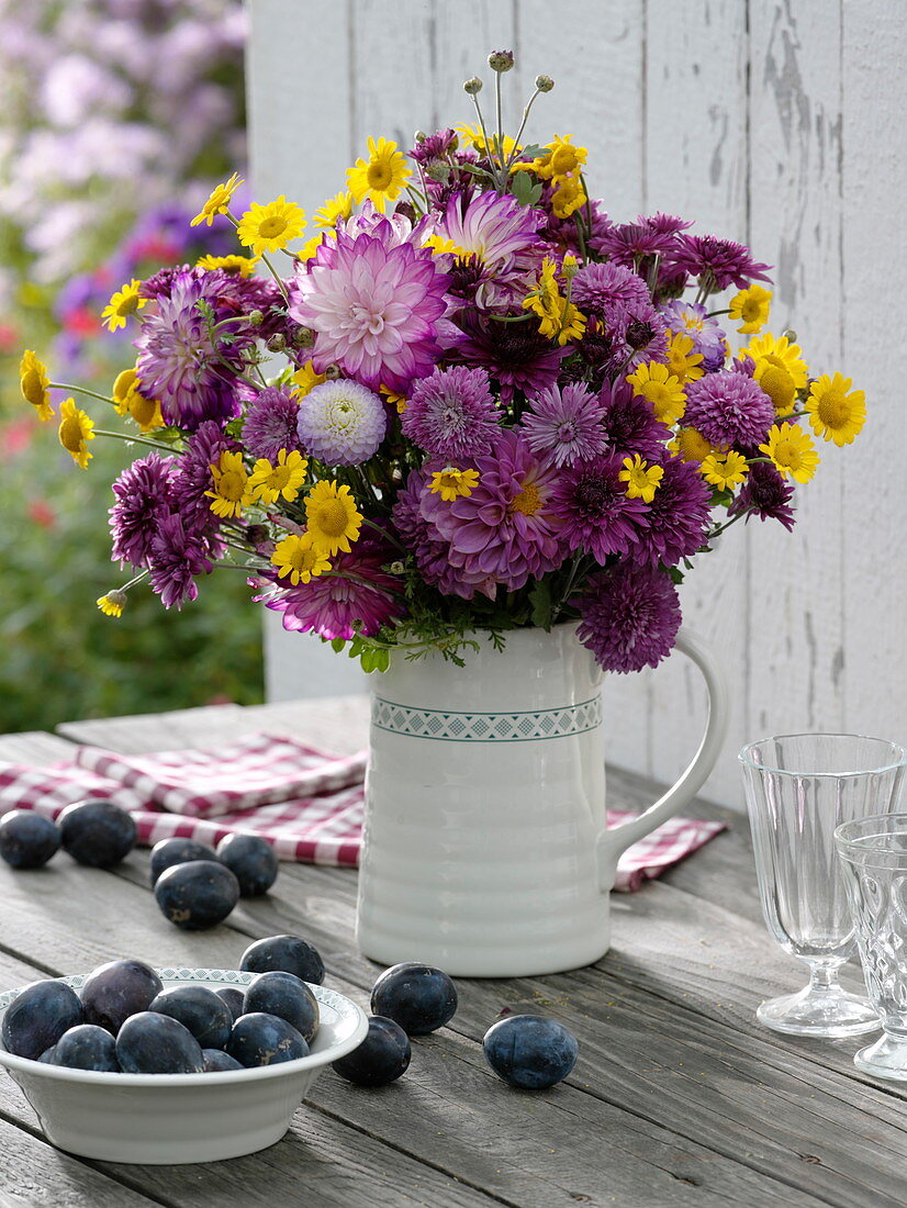 Lilac-yellow late summer bouquet in jug