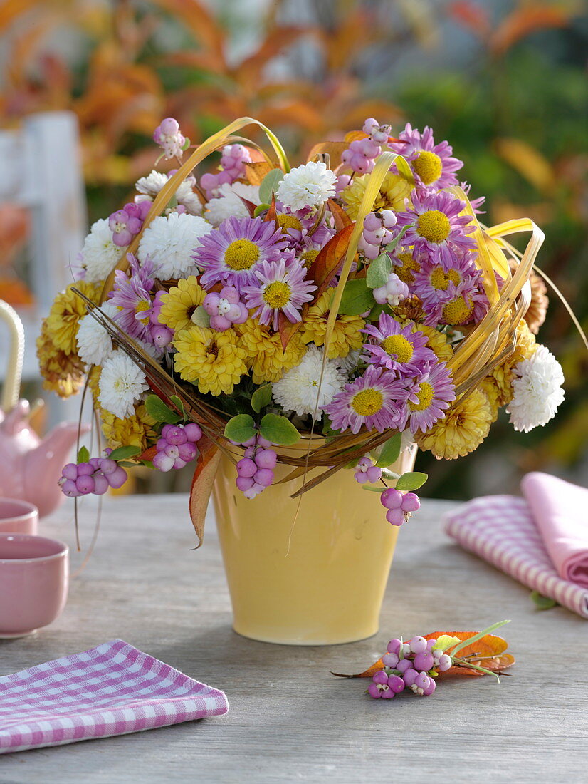 Herbststrauß aus Chrysanthemum (Herbstchrysanthemen) und Symphoricarpos