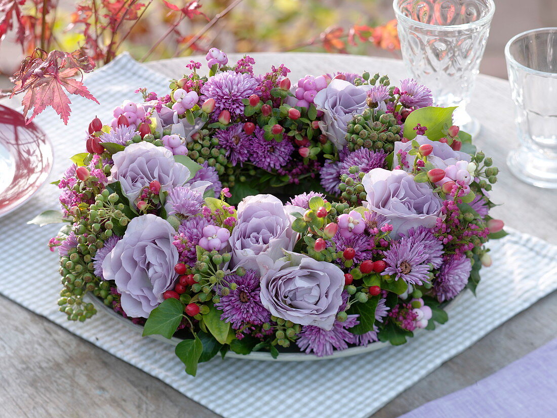 Herbstkranz mit violetten Rosa (Rosen), Aster (Herbstastern), Hedera