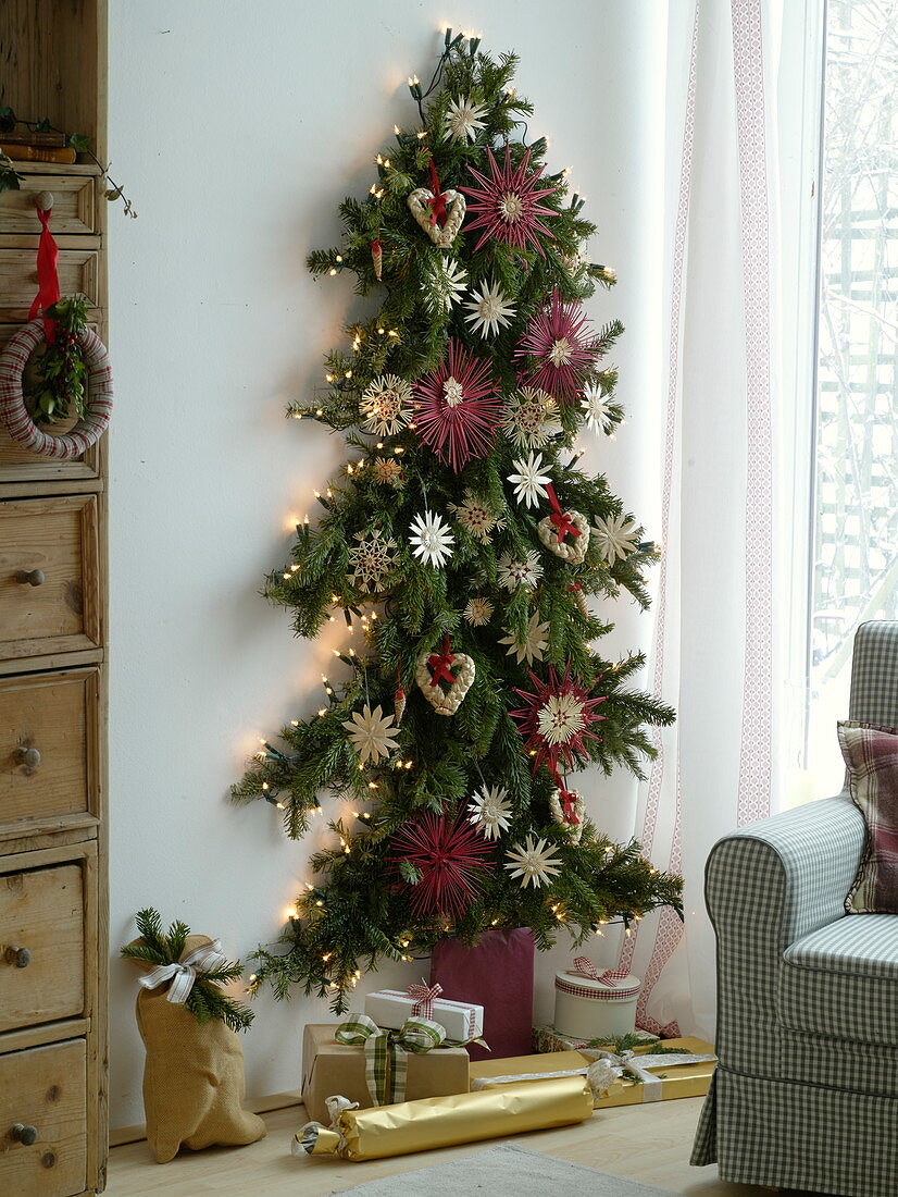 Selbstgemachter Weihnachtsbaum an der Wand 5/5