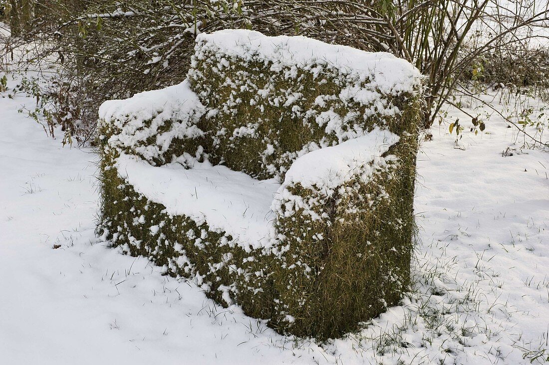 Gras - Sofa aus Baustahlmatten und Hasendraht verschneit im Winter
