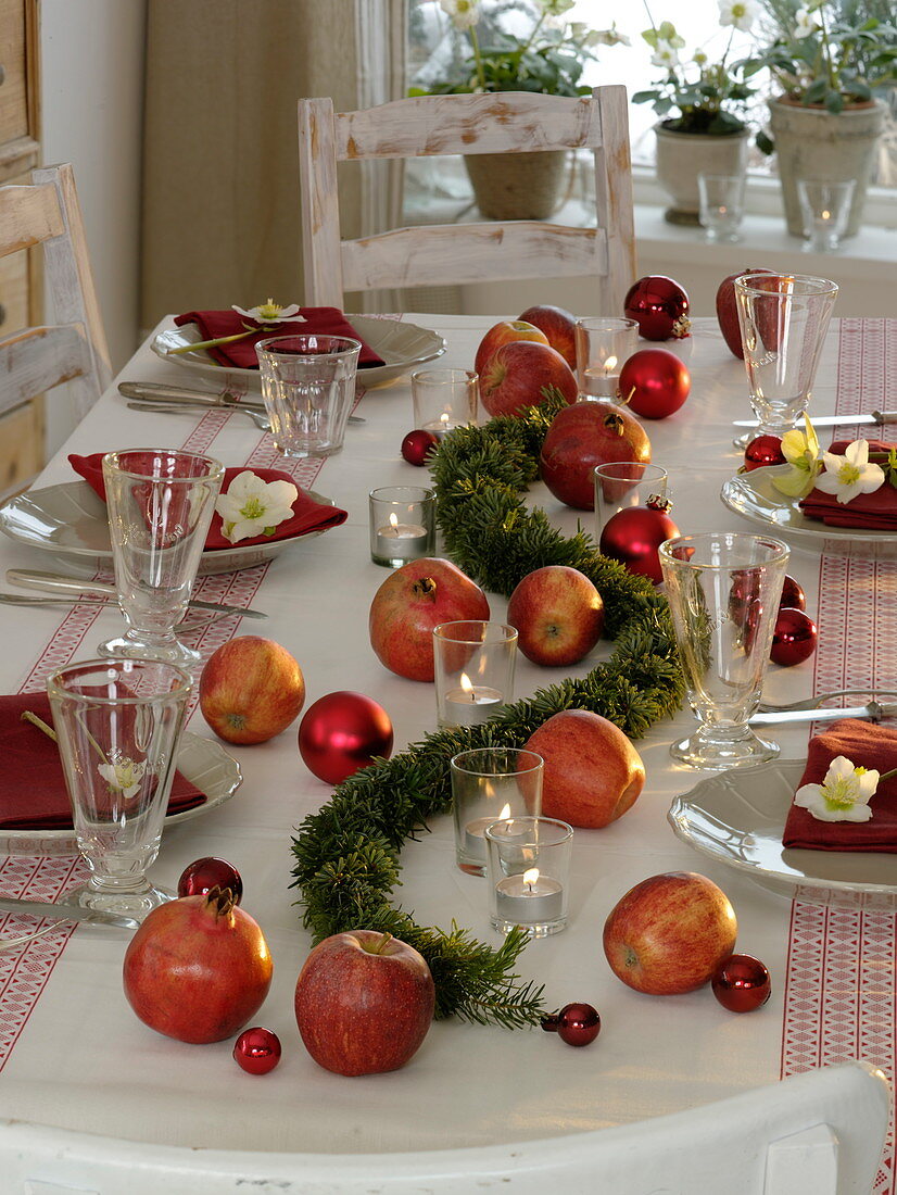 Schlichte, weihnachtliche Apfel-Tischdeko