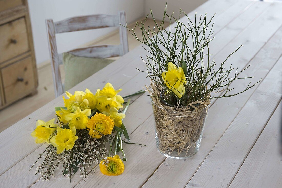 Gelber Frühlingsstrauß in Stroh - Vase 3/5