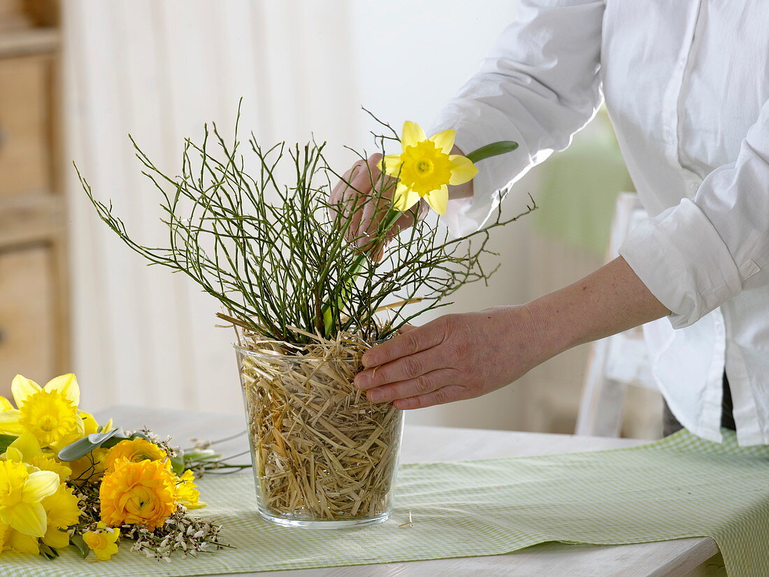 Gelber Frühlingsstrauß in Stroh - Vase 3/5