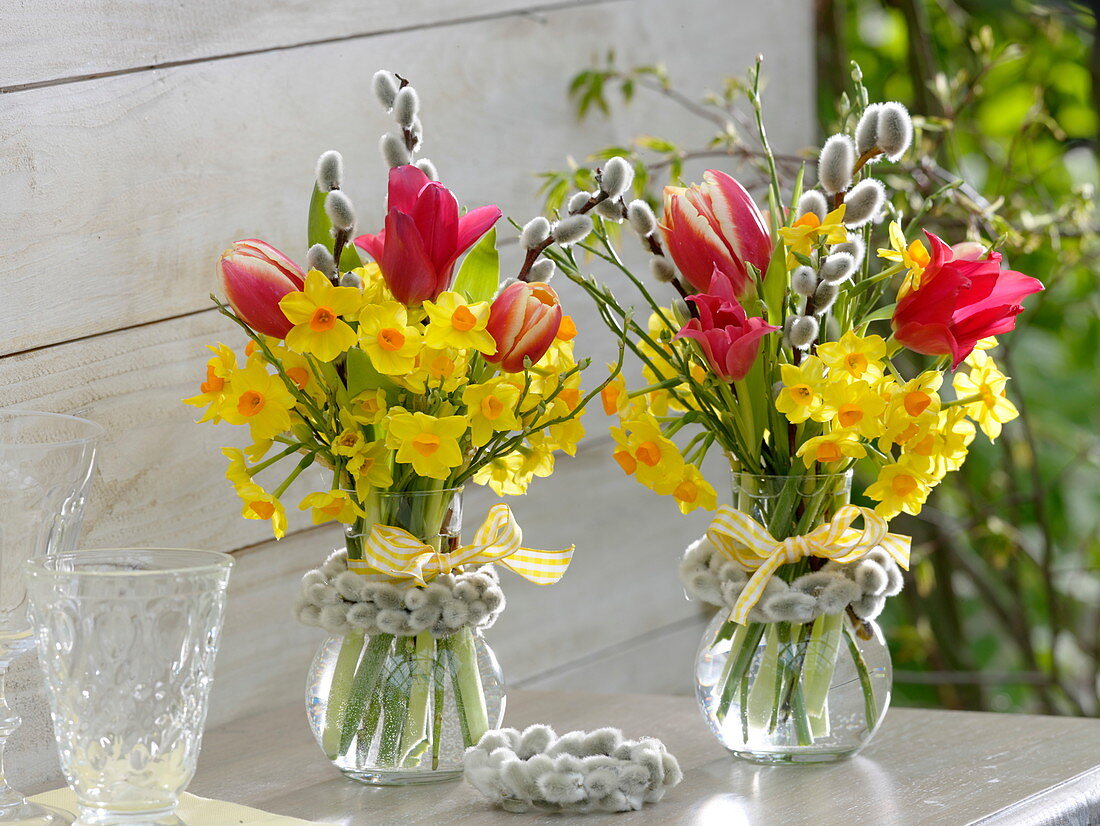 Kleine Sträuße mit Narcissus 'Martinette' (Duft - Narzissen), Tulipa (Tulpen