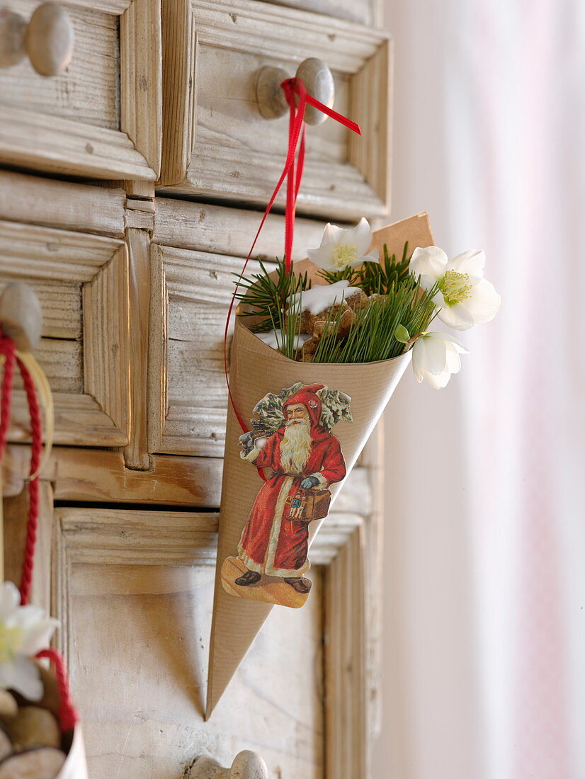Saint Nicolas bags made of wrapping paper