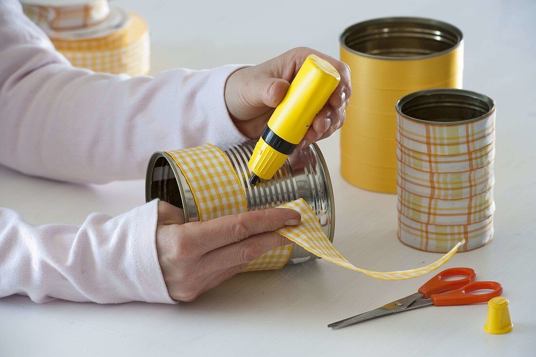Tin cans with ribbon in yellow and orange spiced up