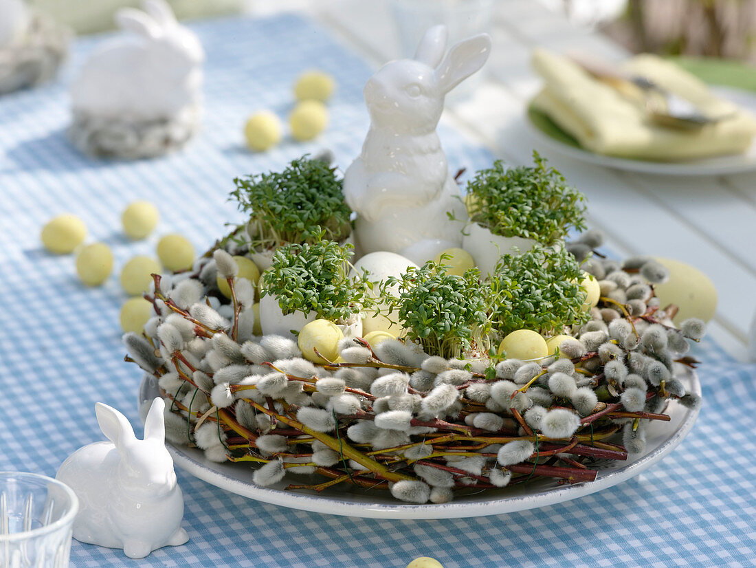 Ostertischdeko mit Kresse-Eiern und Weidenkätzchen
