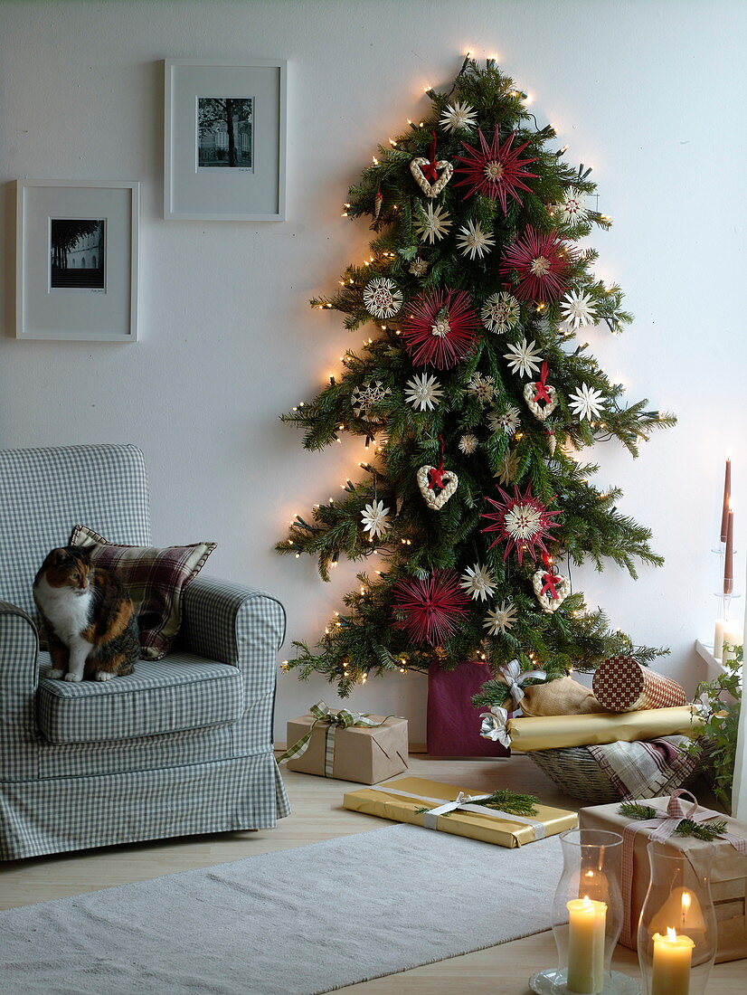 Selbstgemachter Weihnachtsbaum an der Wand 5/5