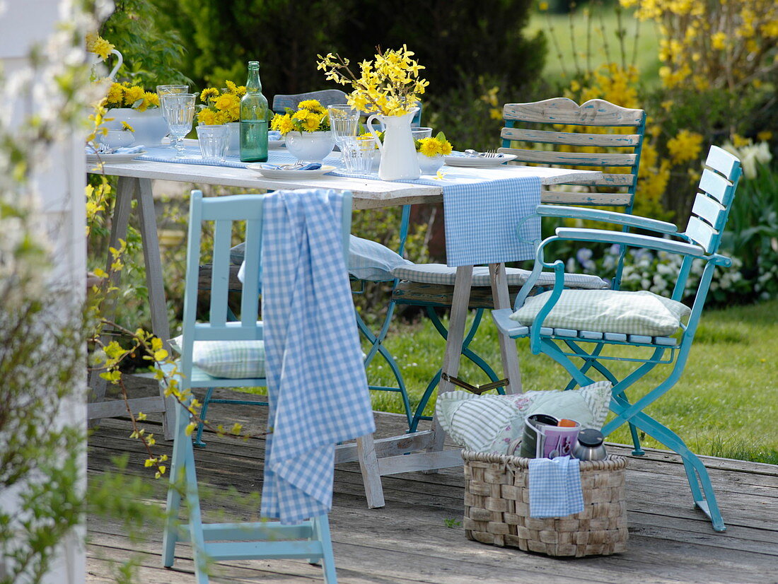 Gelbe Frühlingstischdeko auf der Terrasse