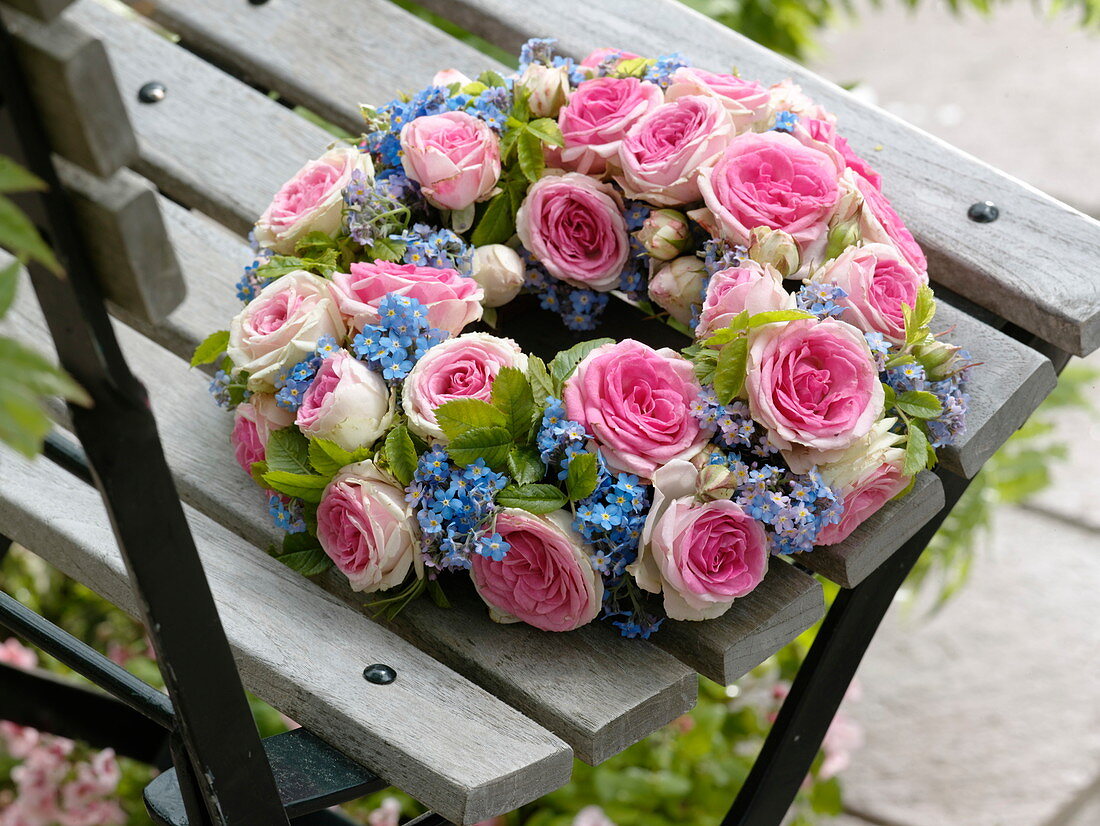 Gesteckter Kranz aus Rosa 'Mini-Eden' (Edelrosen) und Myosotis