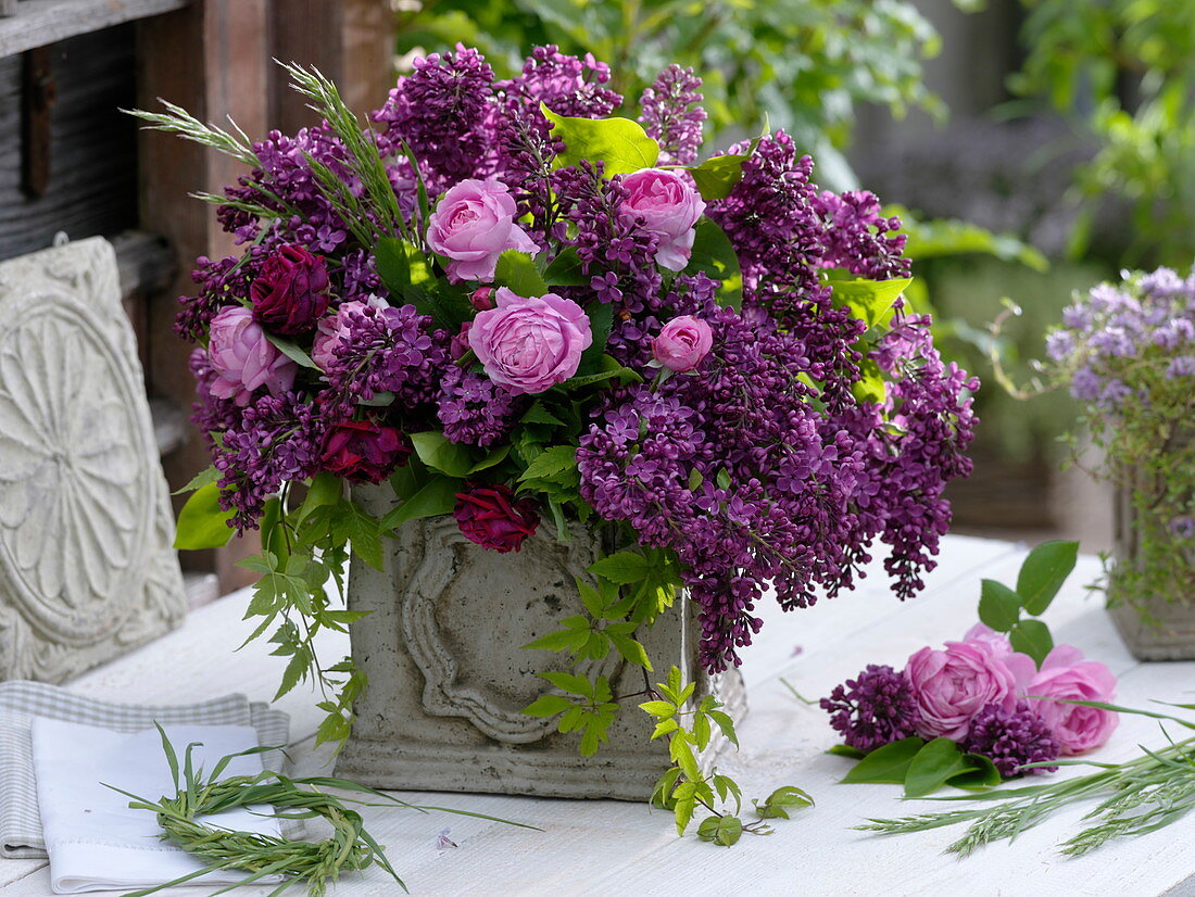 Duftender Strauß aus Syringa (Flieder), Rosa (gefüllten Rosen)