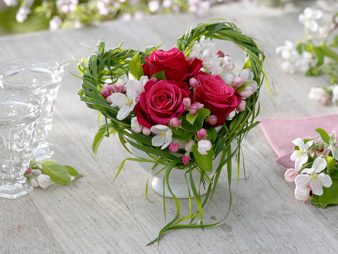 Kleiner Strauß aus Rosa (roten Rosen) und Malus (Apfelblüten) in Herz