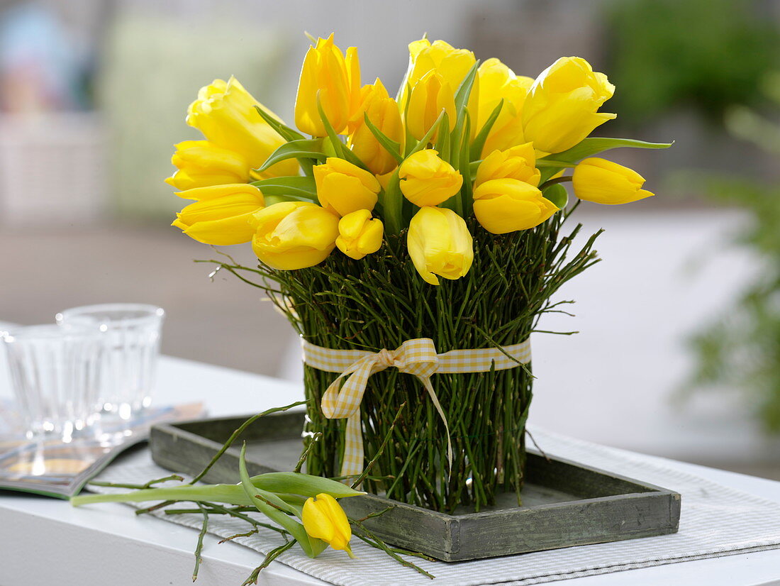 Tulpenstrauß in Vase mit Blaubeerzweigen 3/3