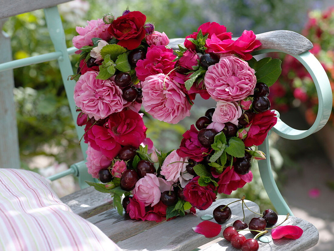 Kranz aus Rosa (Rosen - Blüten), Süßkirschen (Prunus avium) und Minze