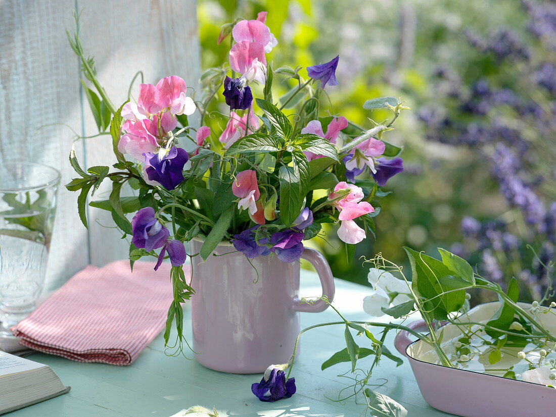 Duftender Strauß aus Lathyrus (Duftwicken) und Minze (Mentha)