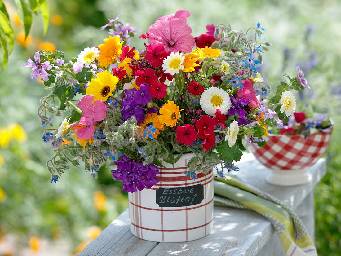 Bunter Strauß aus Blumen mit eßbaren Blüten