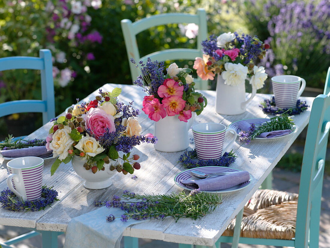 Sommerliche Tischdeko mit Rosen, Lavendel und Himbeeren