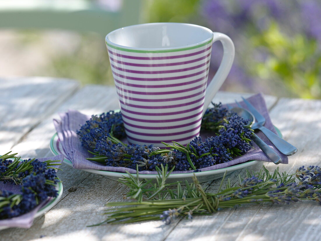 Kleiner Kranz aus Lavendel (Lavandula) um Kaffeebecher