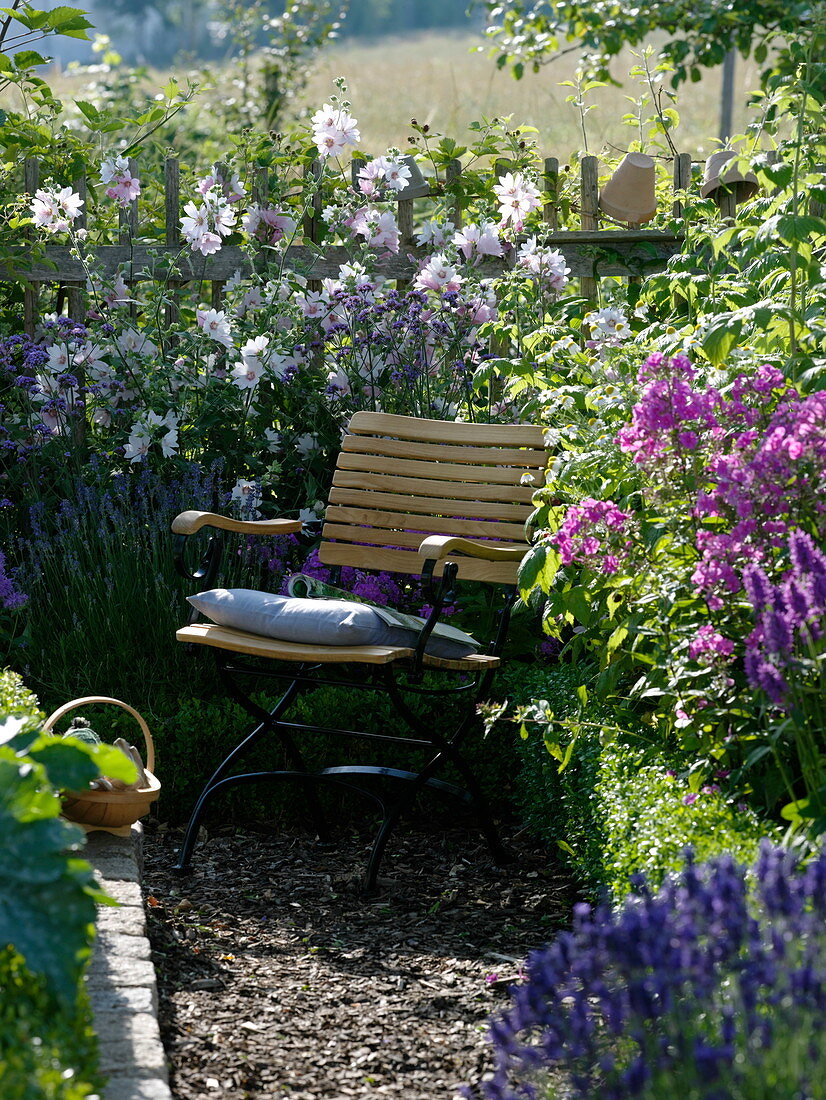 Bauerngarten mit Malvenbeet