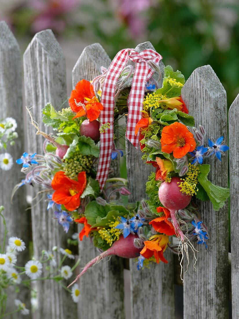 Kleiner Kranz aus eßbaren Blüten, Kräutern und Radieschen 3/3