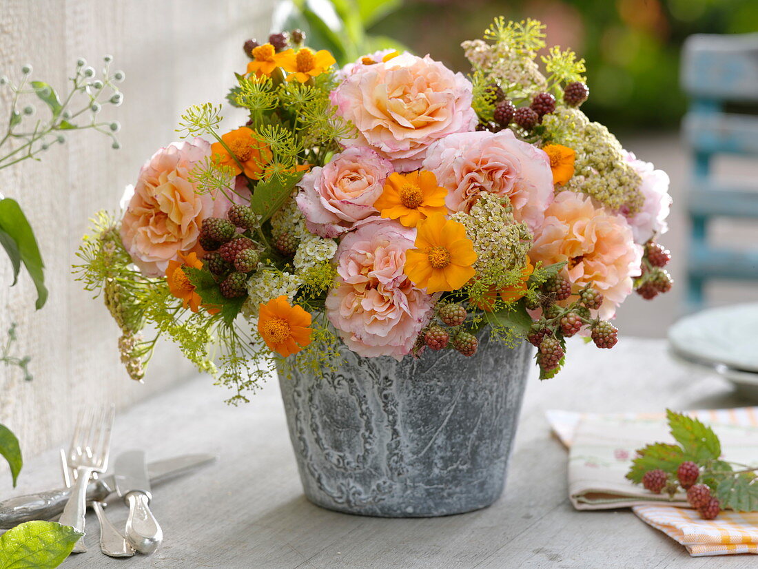 Ländlicher Rosenstrauß mit Tagetes und Brombeeren