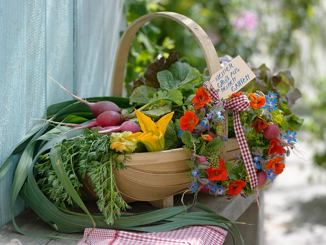 Geschenkkorb mit Gemüse aus eigener Ernte