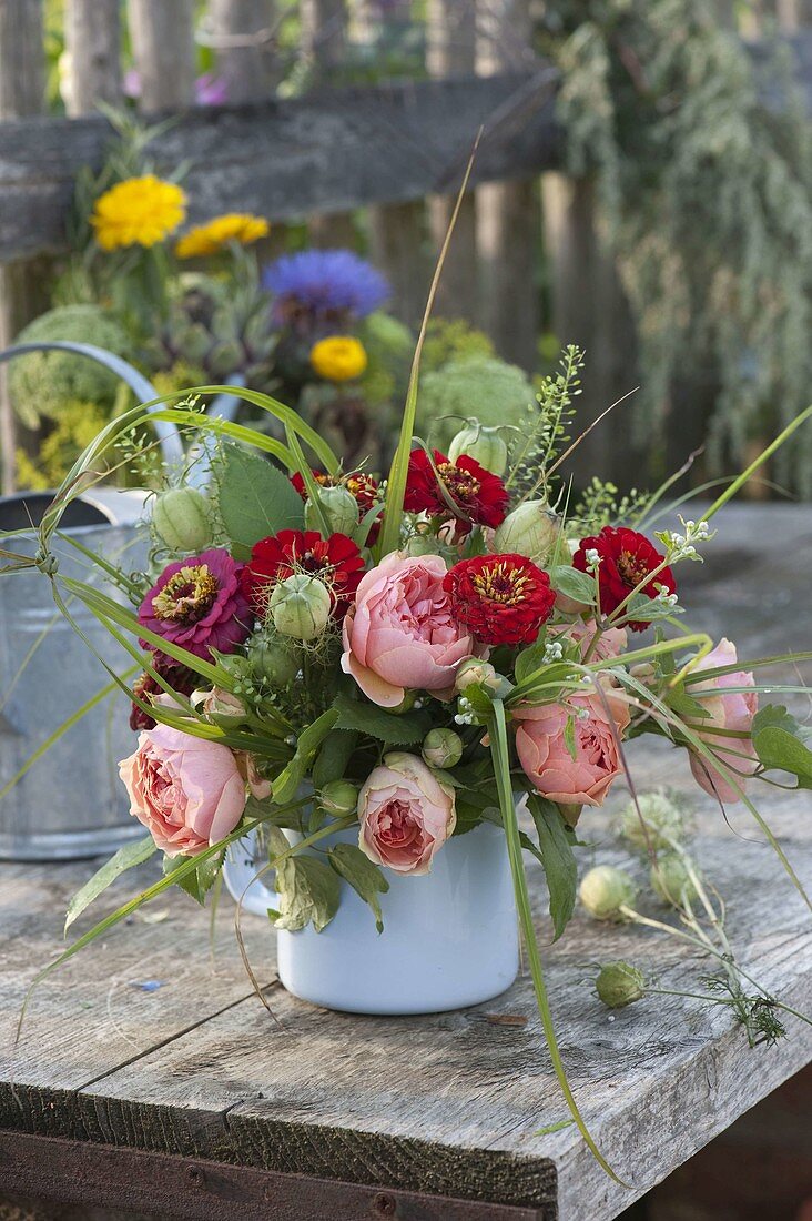 Kleiner Strauß aus Rosa (Rosen), Zinnia (Zinnien), Nigella