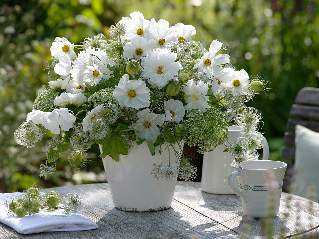 Grün-weißer Sommerstrauß : Cosmos (Schmuckkörbchen), Ammi majus