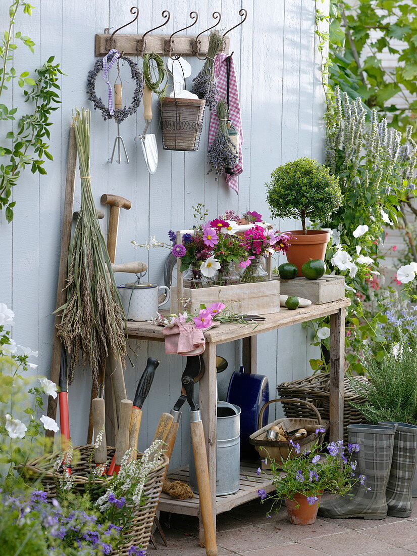 Arbeitstisch mit kleinen Sträußen aus Sommerblumen