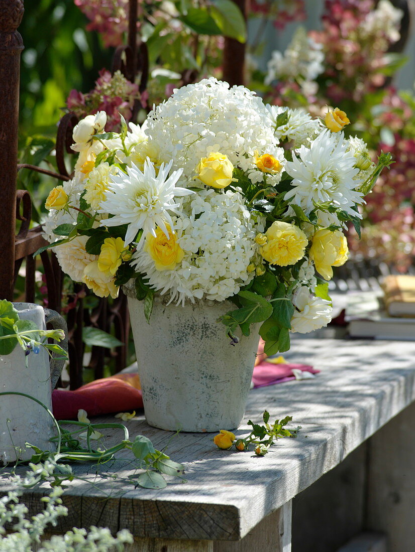 Weiß-gelber Strauß mit Hydrangea (Hortensie), Rosa (Rosen) und Dahlia